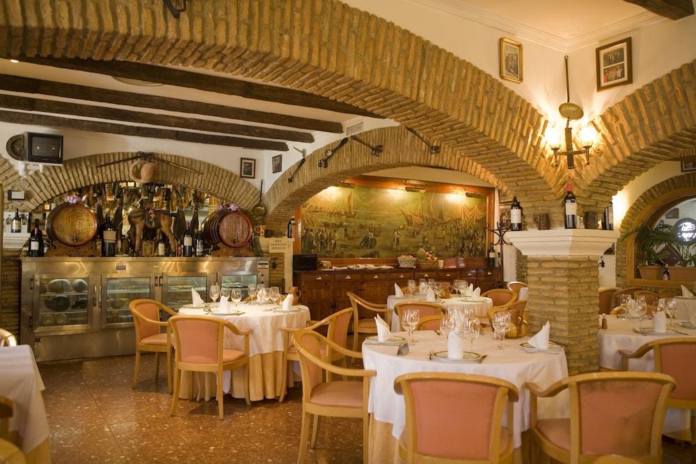 Hotel La Cueva Park 4*